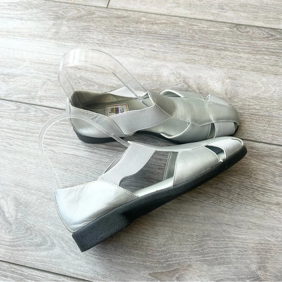 Lite Soles Silver Leather Padded Flat Sandals - Picture 2 of 12